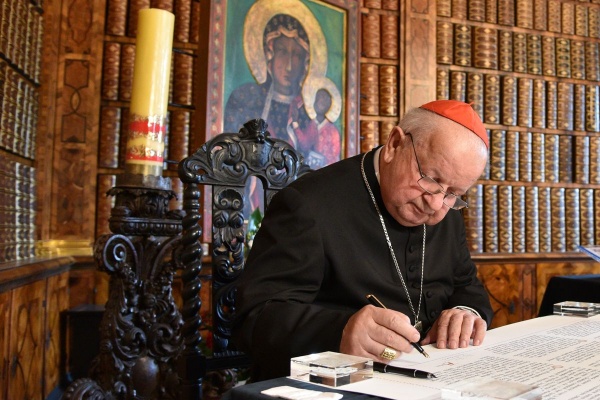 kardynał stanisław dziwisz podpisuje dokument